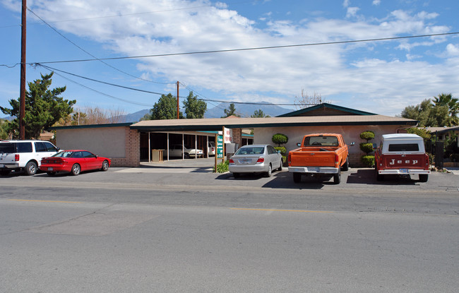 Pinetree in Hemet, CA - Foto de edificio - Building Photo