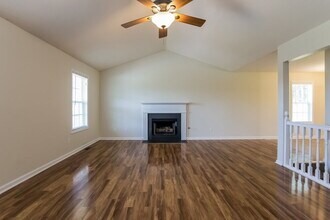 691 Oak Glen Dr in Dallas, GA - Foto de edificio - Building Photo