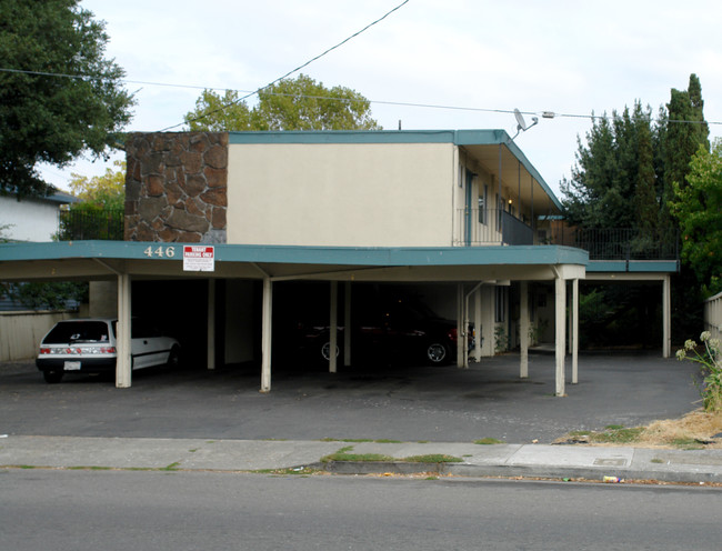 446 S E St in Santa Rosa, CA - Foto de edificio - Building Photo