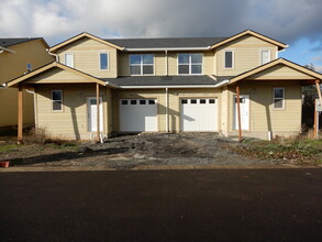 346 Seven Oaks Ln in Lebanon, OR - Building Photo - Building Photo