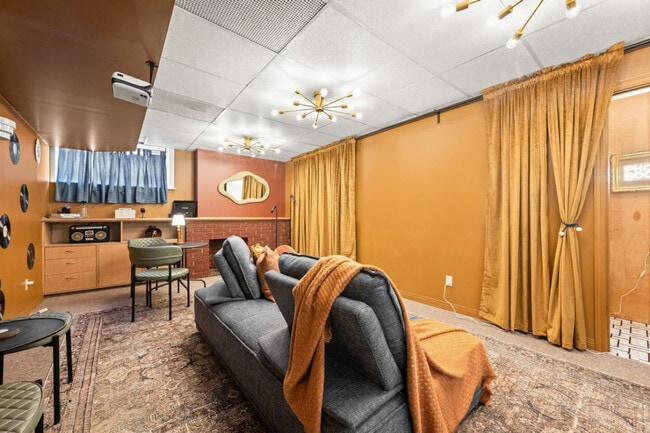8441-8118 118 St NW