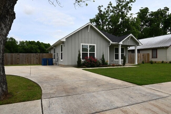 215 E 8th St in Elgin, TX - Building Photo - Building Photo
