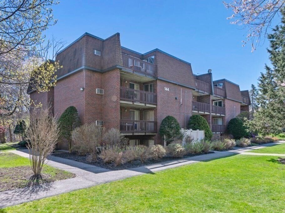 144 Kenrick St in Boston, MA - Building Photo