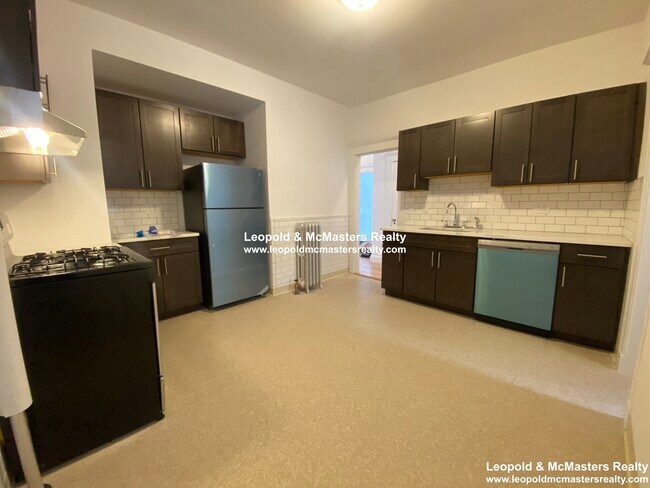 81 Winchester St, Unit 2 in Brookline, MA - Building Photo - Building Photo