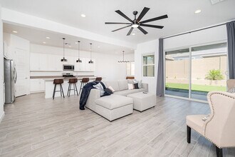 3264 W Peak View Rd in Phoenix, AZ - Foto de edificio - Building Photo