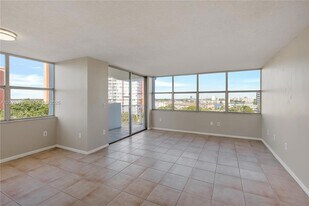 1300 NE Miami Gardens Dr, Unit 714E in Miami, FL - Building Photo