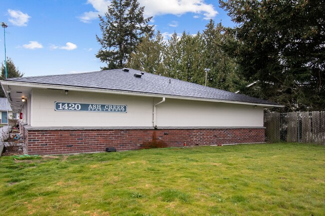 Ash Creek Apartments in Tacoma, WA - Foto de edificio - Building Photo