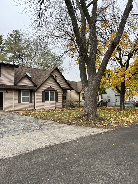310 Highmoor Dr in Round Lake Park, IL - Foto de edificio