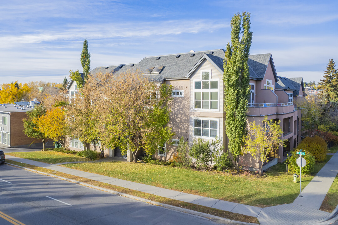 1505 27 Av SW in Calgary, AB - Building Photo