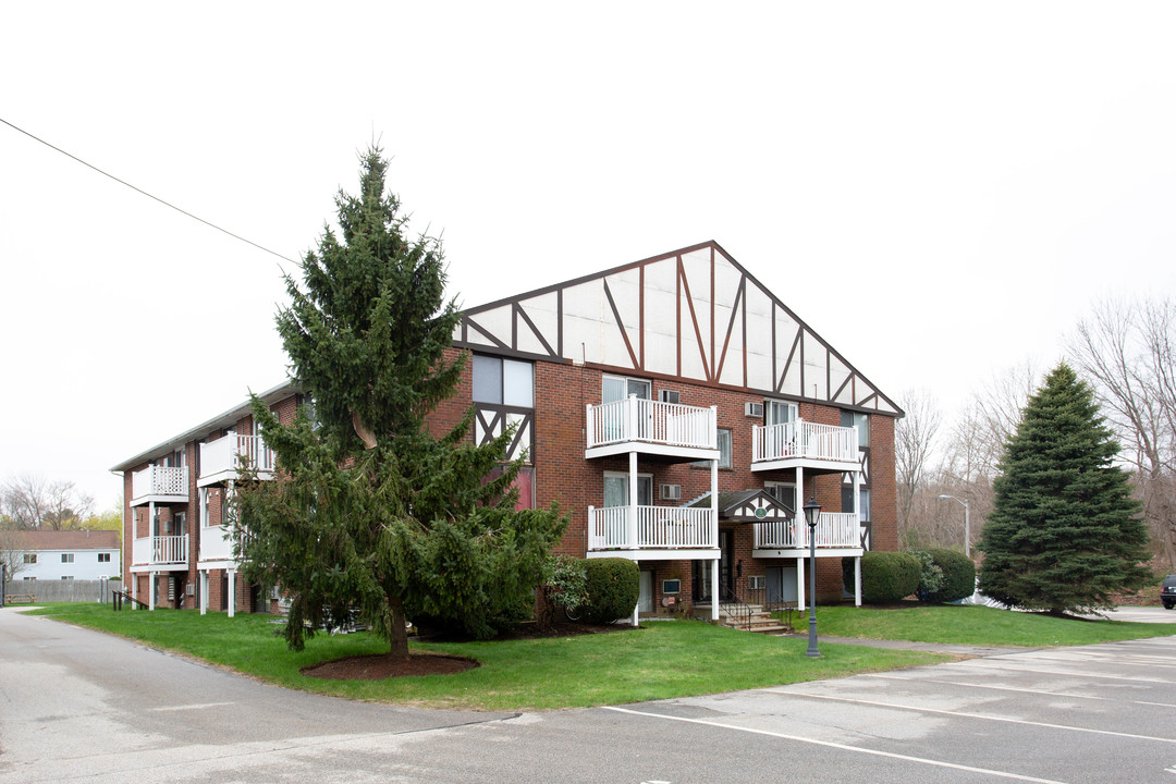 Hampton Arms Apartments in Hampton, NH - Building Photo