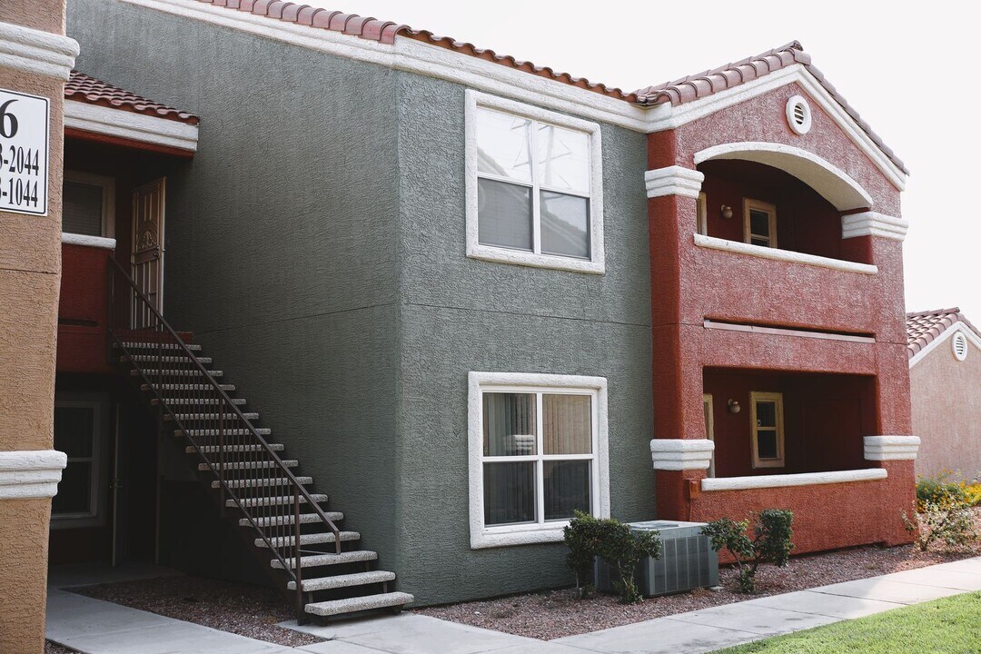 8101 W Flamingo Rd in Las Vegas, NV - Building Photo