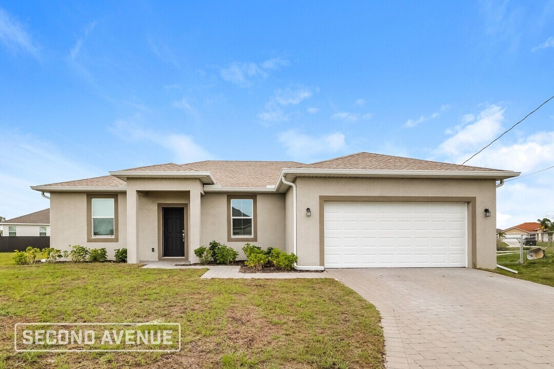 1012 NE 32nd Terrace in Cape Coral, FL - Building Photo