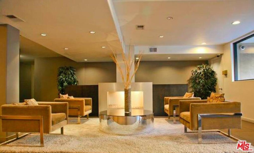141 S Clark Dr in Los Angeles, CA - Building Photo