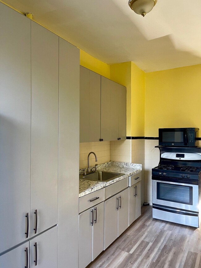 19 Pearsall Ave in Jersey City, NJ - Building Photo - Building Photo