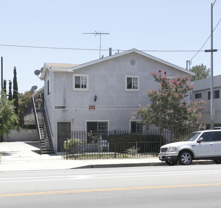 11908 Vanowen St in North Hollywood, CA - Building Photo