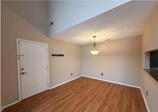 5115C Aberdeen Dr in Mount Laurel, NJ - Building Photo - Building Photo