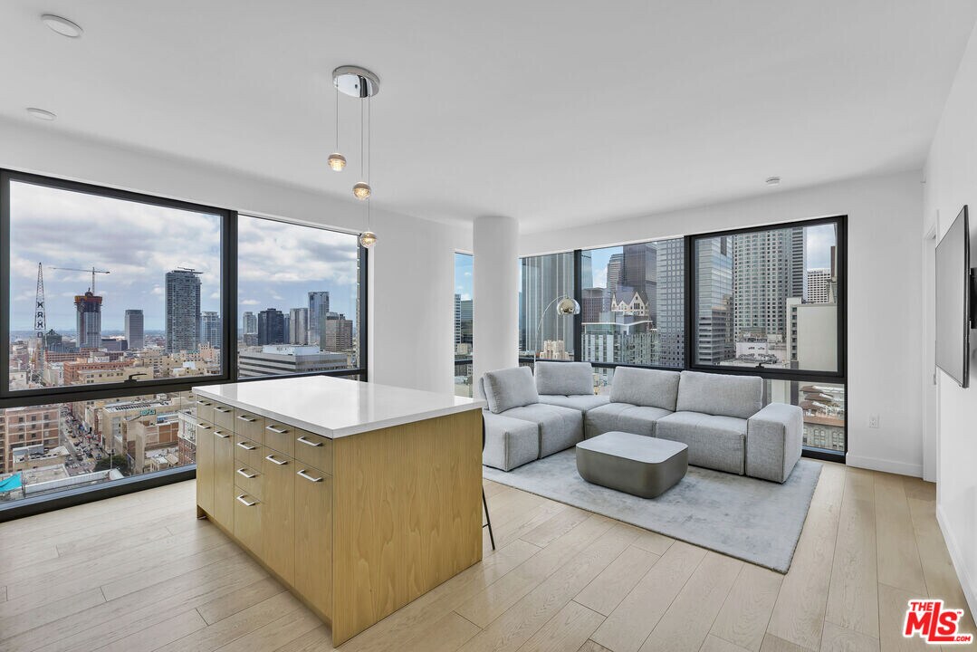 400 S Broadway in Los Angeles, CA - Building Photo