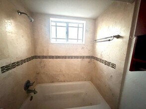 17318 NW 74th Ave, Unit 201 in Hialeah, FL - Foto de edificio - Building Photo