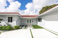 144 SE 3rd Ave in Dania Beach, FL - Foto de edificio - Building Photo