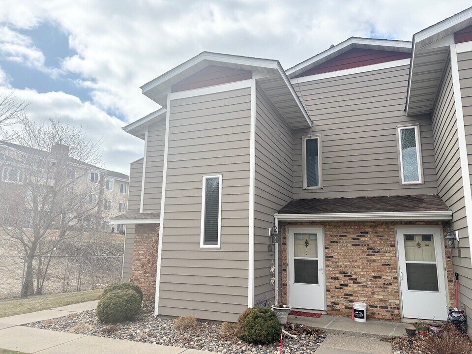 4488 Cinnamon Ridge Trail in Eagan, MN - Building Photo