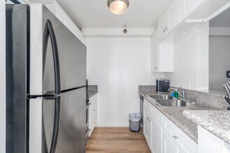 Regency Manor in Los Angeles, CA - Building Photo - Interior Photo