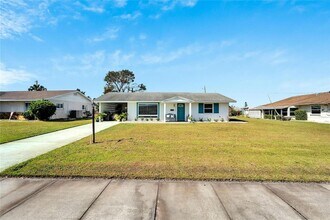 1216 Hacienda Dr in Sun City Center, FL - Building Photo - Building Photo