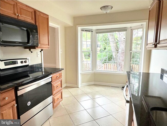 208 Commons Dr NW in Vienna, VA - Building Photo - Building Photo