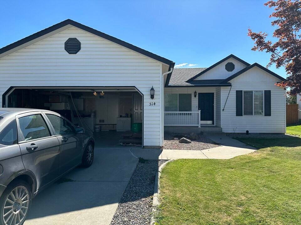 514 Cambridge Ln in Cheney, WA - Building Photo