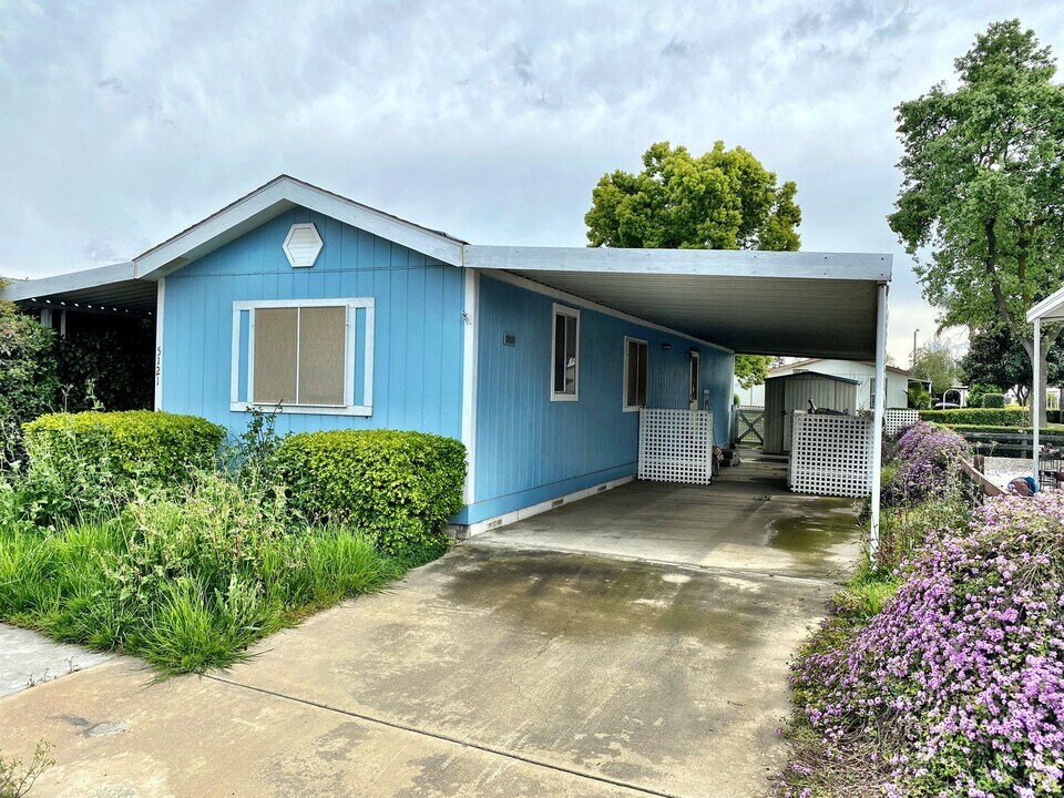 5121 W Sunnyside Ct in Visalia, CA - Foto de edificio