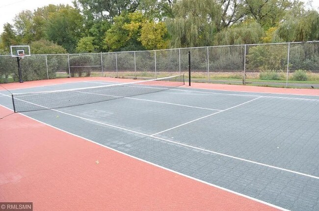 1304 W Medicine Lake Dr in Minneapolis, MN - Building Photo - Building Photo