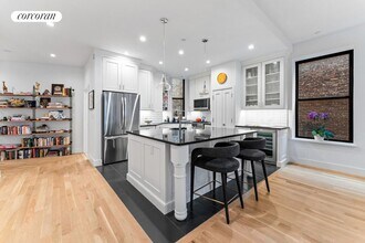 228 W Broadway in New York, NY - Building Photo - Building Photo