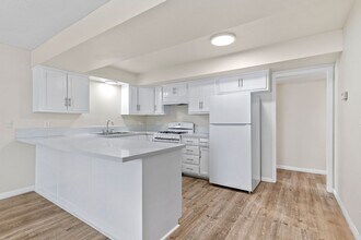 1022 El Camino Dr, Unit B in Costa Mesa, CA - Building Photo - Building Photo