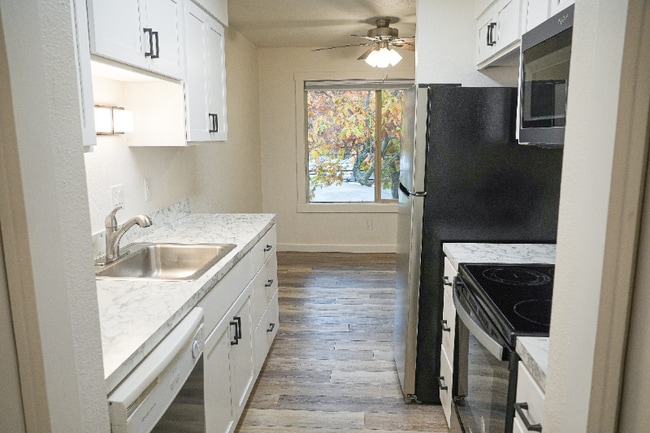 1234 NE 27th St in McMinnville, OR - Building Photo - Building Photo