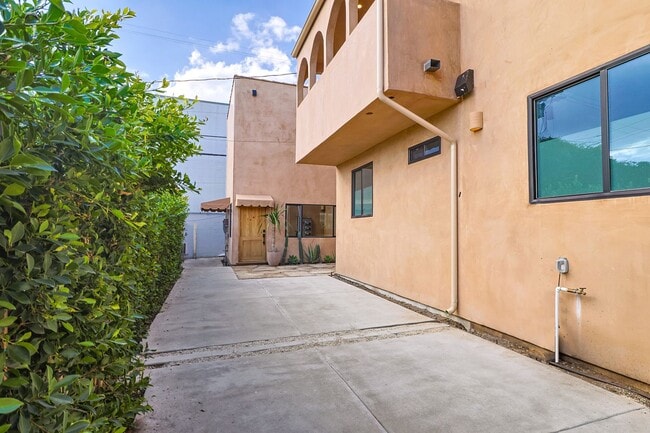 819 N Orange Grove Ave in Los Angeles, CA - Building Photo - Building Photo