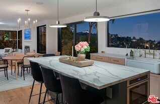 2720 Hollyridge Dr in Los Angeles, CA - Building Photo