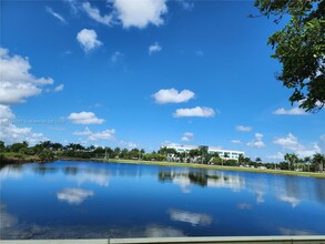 948 SW 144th Ave in Pembroke Pines, FL - Foto de edificio - Building Photo