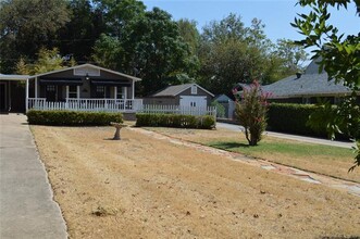 1813 Clover Ln in Fort Worth, TX - Foto de edificio - Building Photo