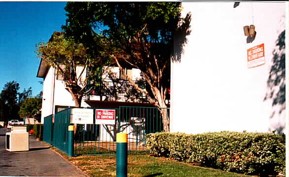 La Vista Apartments in Fontana, CA - Foto de edificio - Building Photo