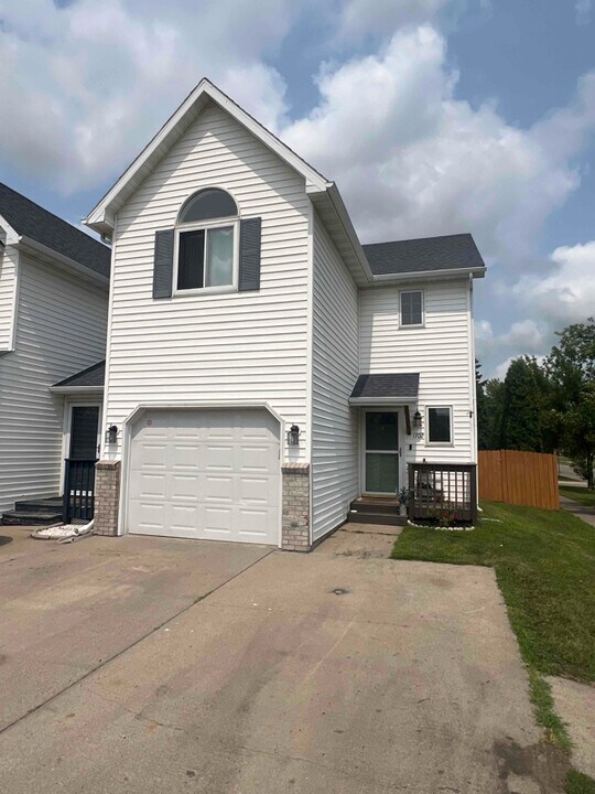 1702 28th Ave S in Grand Forks, ND - Building Photo