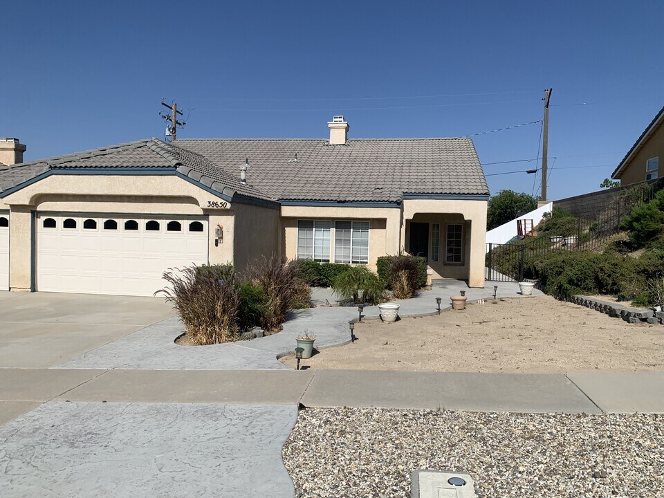 38650 Juniper Tree Rd in Palmdale, CA - Building Photo
