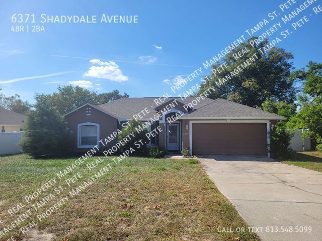 6371 Shadydale Ave in Spring Hill, FL - Foto de edificio