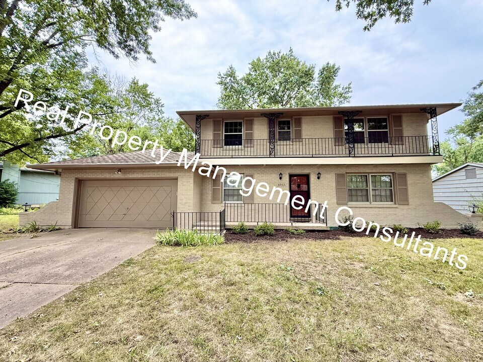 8903 Mastin St in Overland Park, KS - Building Photo