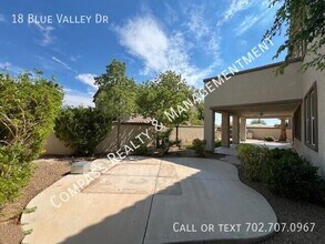 18 Blue Valley Dr in Henderson, NV - Building Photo - Building Photo