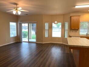 11411 Equinox Ave in Bakersfield, CA - Foto de edificio - Building Photo