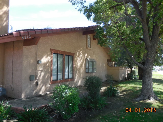 4212 White Ln in Bakersfield, CA - Foto de edificio - Building Photo