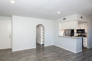 hol520 in Burbank, CA - Building Photo