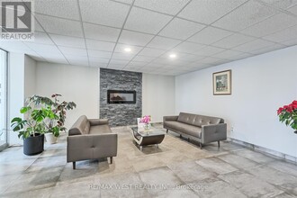 3065-3065 Queen Frederica Dr in Mississauga, ON - Building Photo - Building Photo