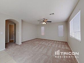 655 E Lovegrass Dr in San Tan Valley, AZ - Building Photo - Building Photo