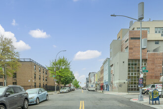 406 Lorimer St in Brooklyn, NY - Building Photo - Building Photo