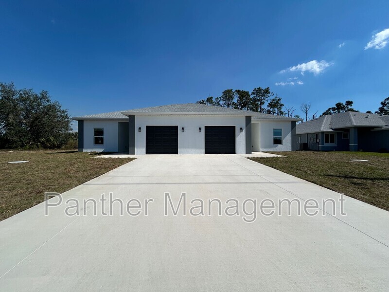 8432 Agate St in Port Charlotte, FL - Building Photo